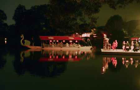 鷁首舟　流れゆく