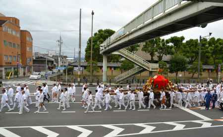 南大内横断歩道橋をゆく
