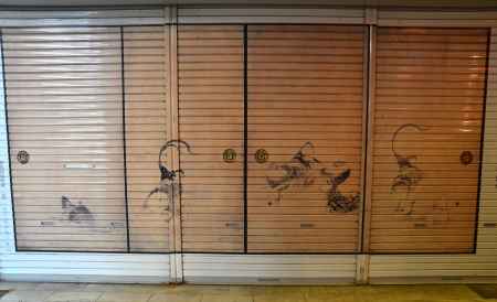 群鶏図障壁画　シャッター
