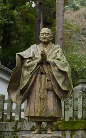 苔むす法然上人像