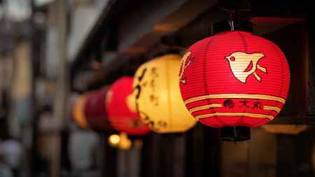 明かりが灯る先斗町