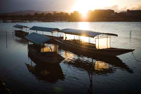 粉雪舞う嵐山の朝