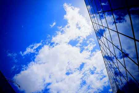 ビルに映る青空