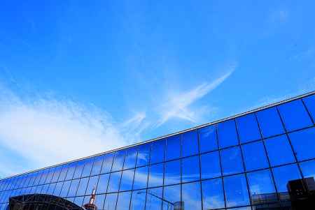 駅ビルに映る蒼