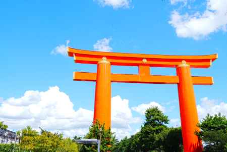 夏の平安神宮大鳥居