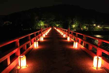 灯篭で浮かび上がる橋