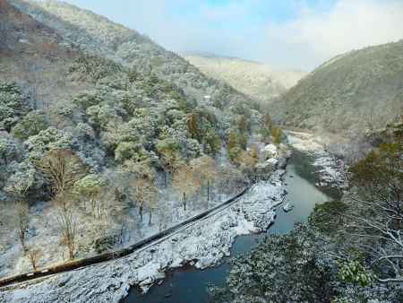 雪化粧の保津峡