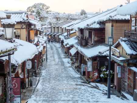 雪積もる二寧坂　