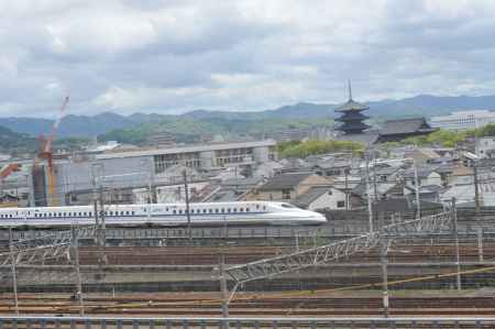 東寺を行く新幹線