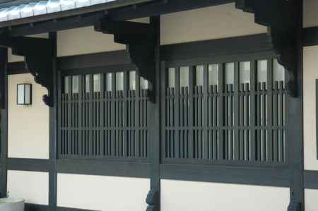 窓の格子と軒下飾り