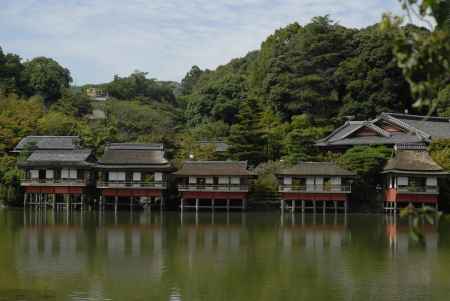 長岡天満宮　八条ヶ池に浮かぶ数奇屋造りの建物