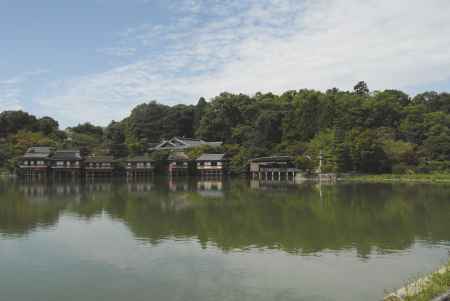 長岡天満宮の八条ヶ池に浮かぶ数奇屋造りの建物