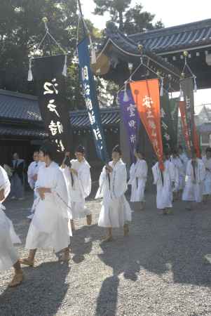 いろいろな時代の旗を持った人たち