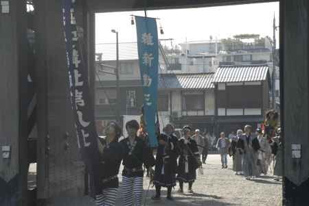 維新勤王隊列の旗を持つ人