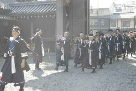 時代祭　京都御苑に入る維新勤王隊の鼓笛隊