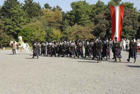 御苑内を歩く鉄砲隊