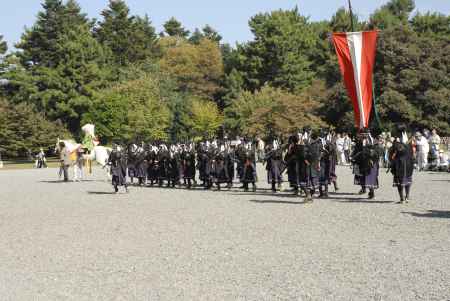 御苑内を歩く鉄砲隊の列