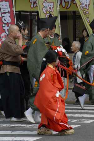 時代祭　牛をひく子供
