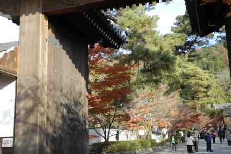 秋の永観堂総門から