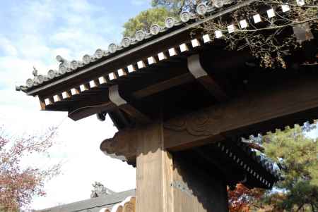 永観堂　秋の空と総門