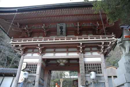 聳え立つ門　鞍馬寺