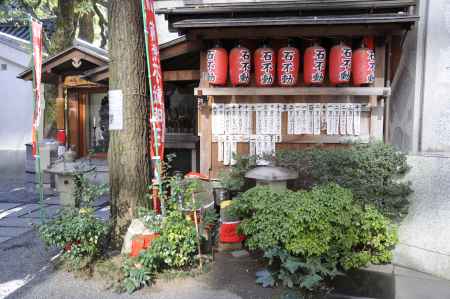 六角堂　境内の石不動