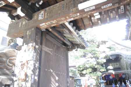 六角堂　寺門を下から臨む