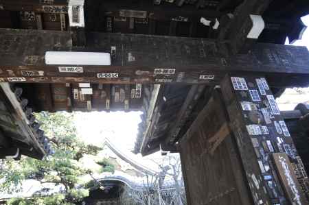 六角堂　寺門を下から臨む②