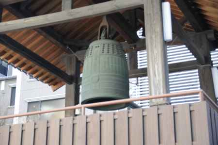 六角堂の鐘を臨む①