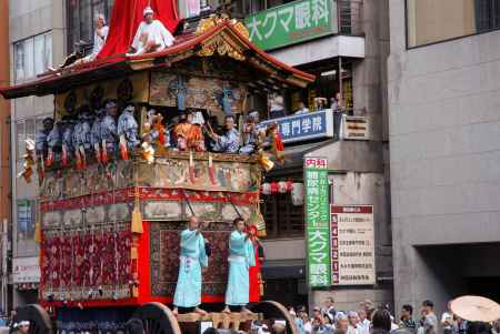 街中を練り歩く鶏鉾