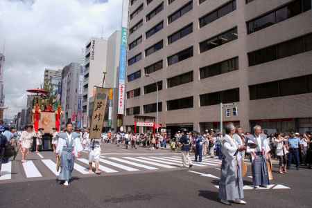 巡行の出発地点へ向かう芦刈山