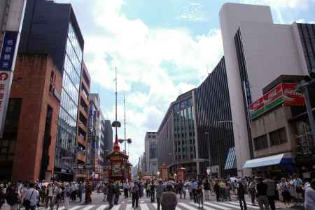 観客に見守られながら出発を待つ鉾や山