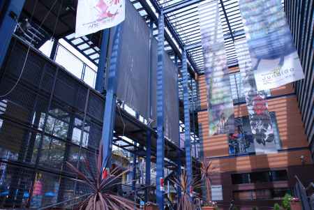 新風館　青い鉄骨となびく垂れ幕