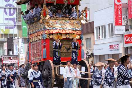 華やかな装飾の岩戸山