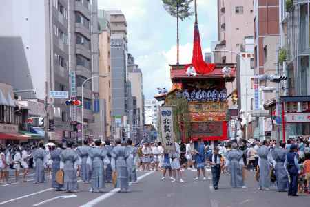 辻回しをする北観音山