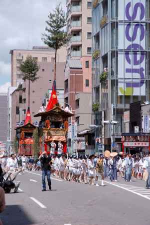 北観音山（手前）と南観音山（奥）