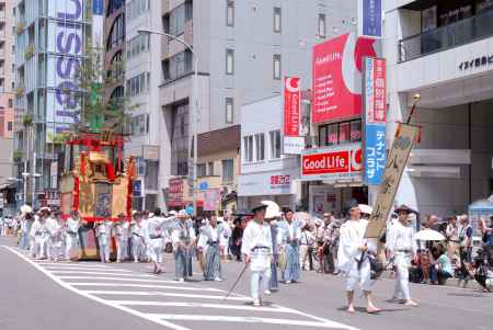 山鉾巡行　八幡山の行列