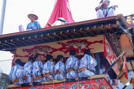 南観音山の囃子方と屋根方