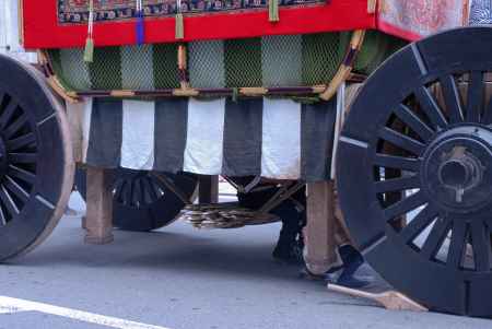 南観音山を支える車輪