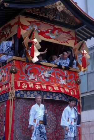 手を振る南観音山の囃子方