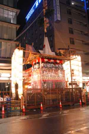 提灯のあかりに照らされる宵山の長刀鉾