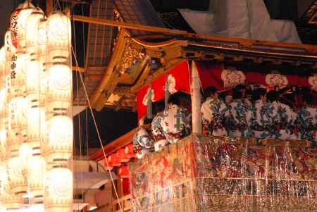 提灯に照らされながら奏でるお囃子