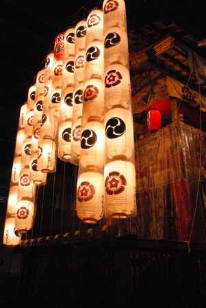 鶏鉾を照らす提灯