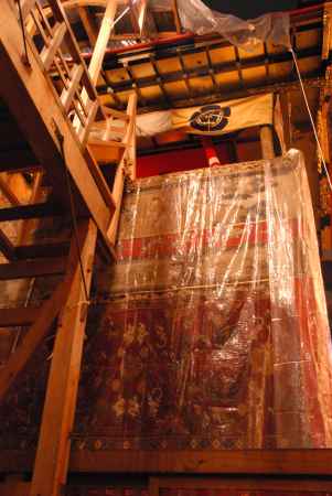 あかりに照らされる鶏鉾