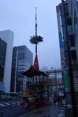 函谷鉾 雨の中の鉾建て