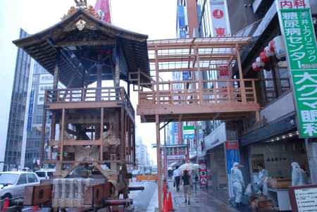 雨の四条通　函谷鉾