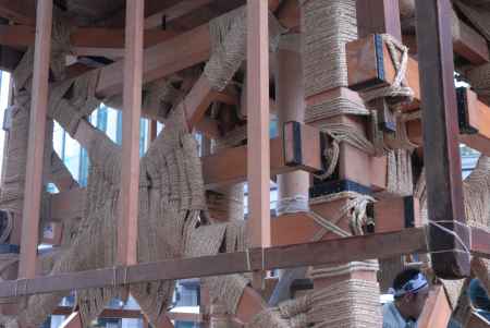 すべて手作業の鉾建て