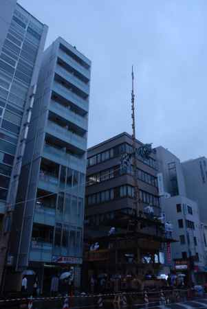 雨の中の月鉾の鉾建て