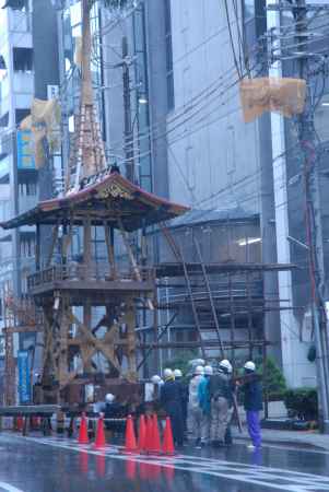 雨が降る中組み立てられる鶏鉾