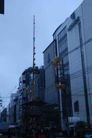 鶏鉾　雨の中の鉾建て